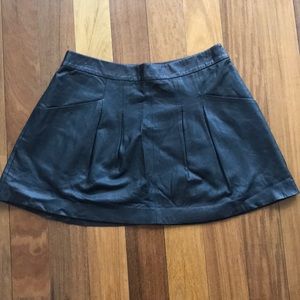 New Theory pleated black leather skirt Sz 2
